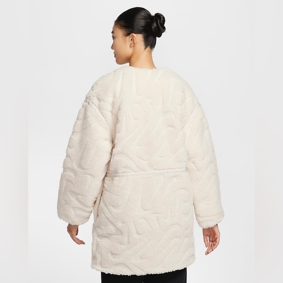 Nike Sportswear
Women's Loose Jacket - Picture 3 of 13